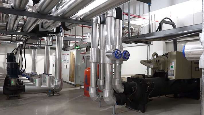 Intelligent constant temperature and pressure water circulation control system with PLC technology for manufacturing.