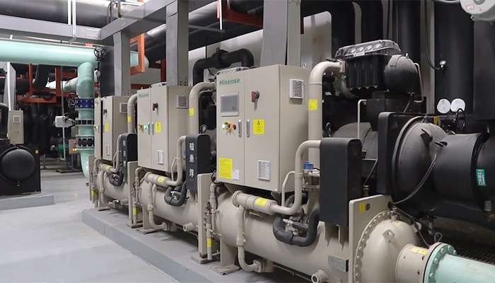 Automatic central feeding and mixing system covering 700 injection molding machines with Zhafir electric machines.